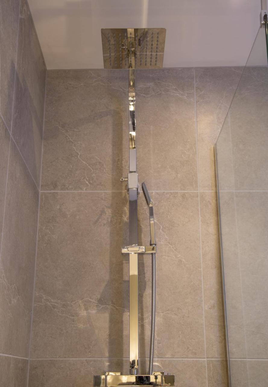 Winckley Stays Preston  Eksteriør billede A shower rail