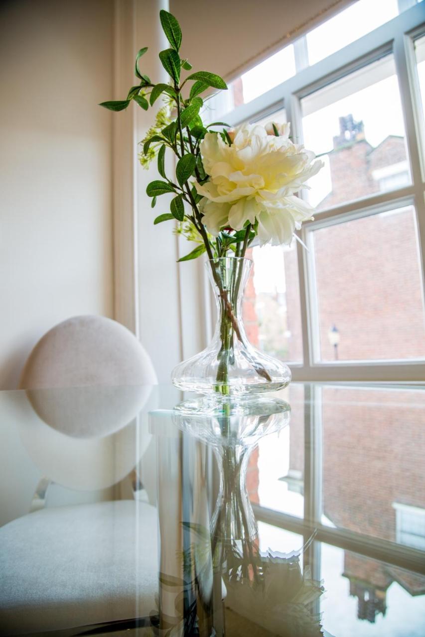 Winckley Stays Preston  Eksteriør billede A vase of flowers
