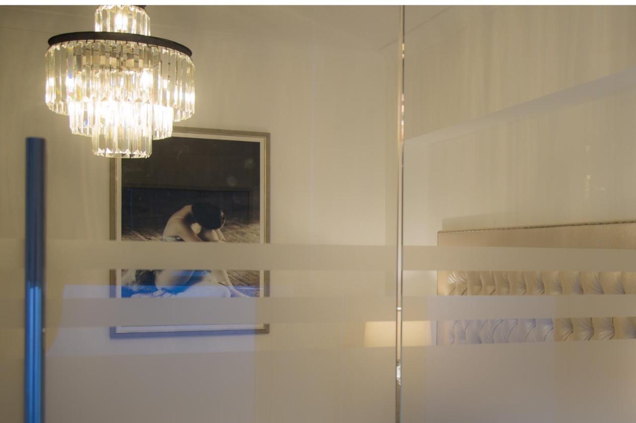 Winckley Stays Preston  Eksteriør billede A glass door